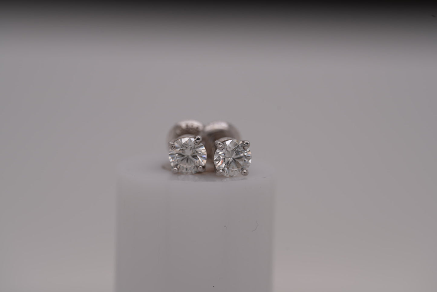 14K WG ROUND DIAMOND STUDS APX 1.00CTW SI2/H