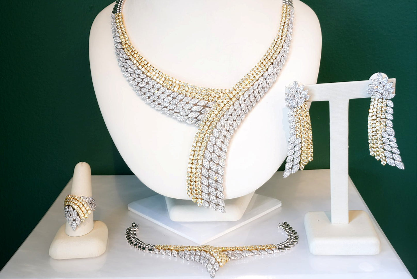 LADIES 18K DIAMOND EARRINGS FY AND WHITE DIAMOND NECKLACE EARRINGS BRA