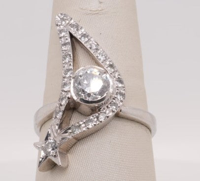 LADIES PLATINUM STAR RING WITH ROUND BEZEL SET DIA APX 1 CTW