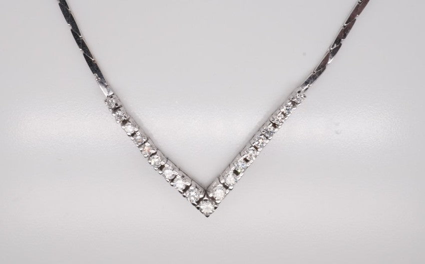 LADIES 18K V SHAPE DIAMOND NECKLACE
