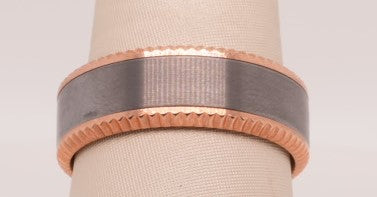 8MM COIN BEVLD EDGE SATIN CTR 14K ROSE GOLD AND TANTALUM SZ 10