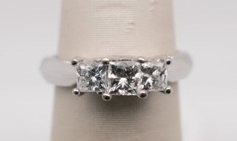 18K & PLAT 3-STONE PRI RING APX CENTER 0.40CTW- 1.10CTW SI1/G