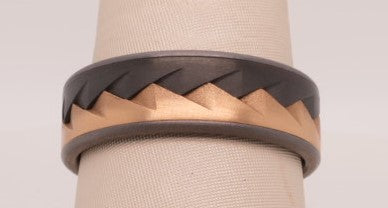 7.5MM THIN EDGE LAYERED CTR 14K YG & TANTALUM  SZ 10