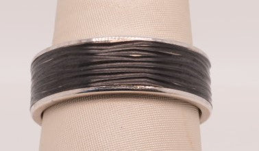 7.5MM THIN EDGE HORZ BARK CTR 14K WHITE GOLD AND TANTALUM SZ 10