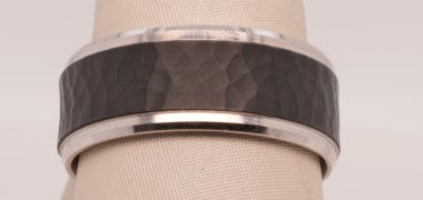 9MM DROP BVLD EDGE HAMMER CTR 14K WG & TANTALUM SZ 10