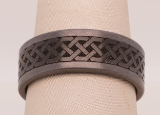 8MM KELTIC LOVE KNOT CTR TANTALUM  SZ 10