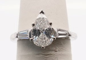 LADIES 18KW PEAR CENTER APX 1CTW SI1/G