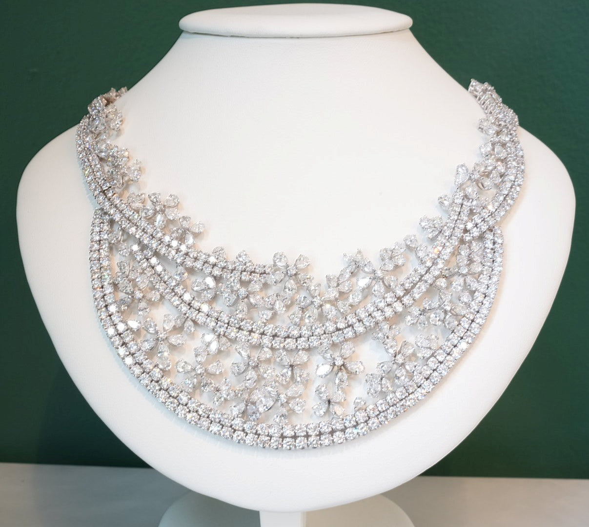 LADIES 18K DIAMOND NECKLACE PEAR AND RB 42.8CTW