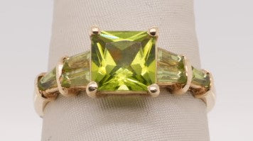 14K YG PERIDOT PRINCESS CENTER AND BGT SIDES ESTATE RING