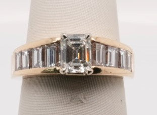 LADIES 14KYG EMERALD ENG RING CENTER 0.75CT VS1/G 1.75CTW