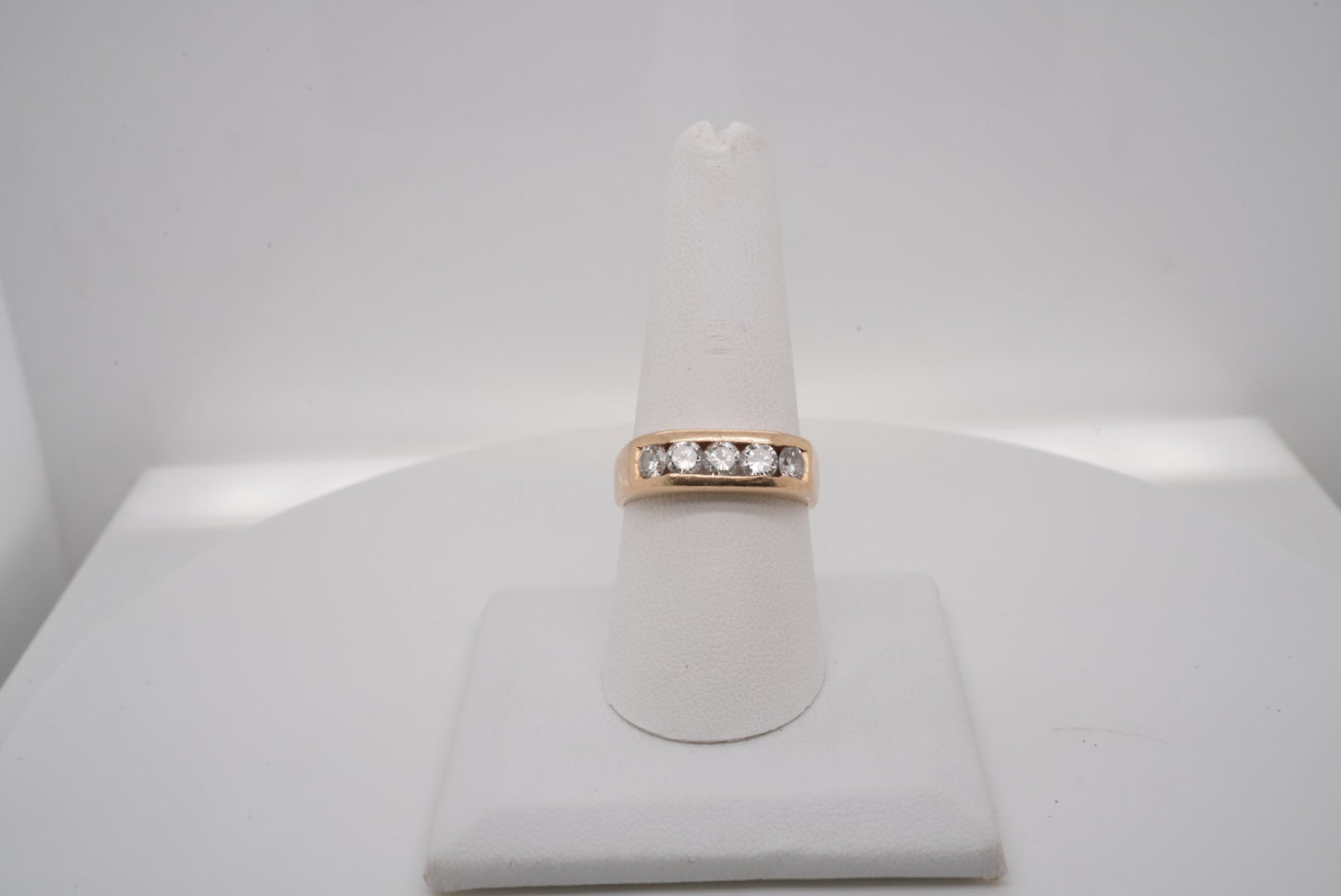 MENS 14K YG AND DIAMOND BAND 5 STONES 0.60CTW