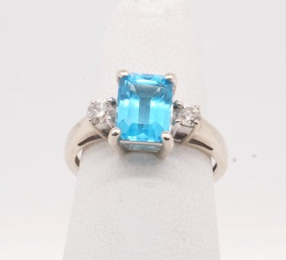 ESTATE LADIES 10K BLUE TOPAZEMERALD SHAPE AND ROUND DIAMOND RING APX 0