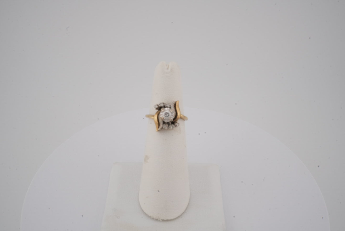 14K YG ESTATE RING WITH 7 ROUNDDIAMONDS APX 0.30CTW