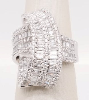 18KW 1.03CTW ROUND 1.40CTW BAGUETTE DIAMOND RING