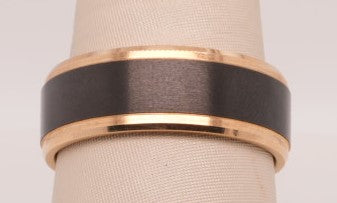8MM DROP BVLD EDGE SATIN BLK CTR 14K YG AND TANTALUM  SZ 10
