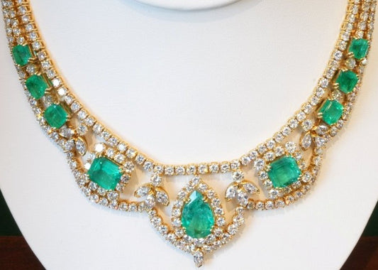 LADIES 18K WG EMERALD AND DIAMOND NECKLACE