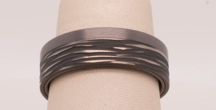 HORIZONTAL BARK AND GREY TANTALUM  SZ 10