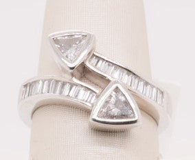 LDS PLAT 1.00CTW TRILLION AND BGT DIAMOND CROSSOVER RING